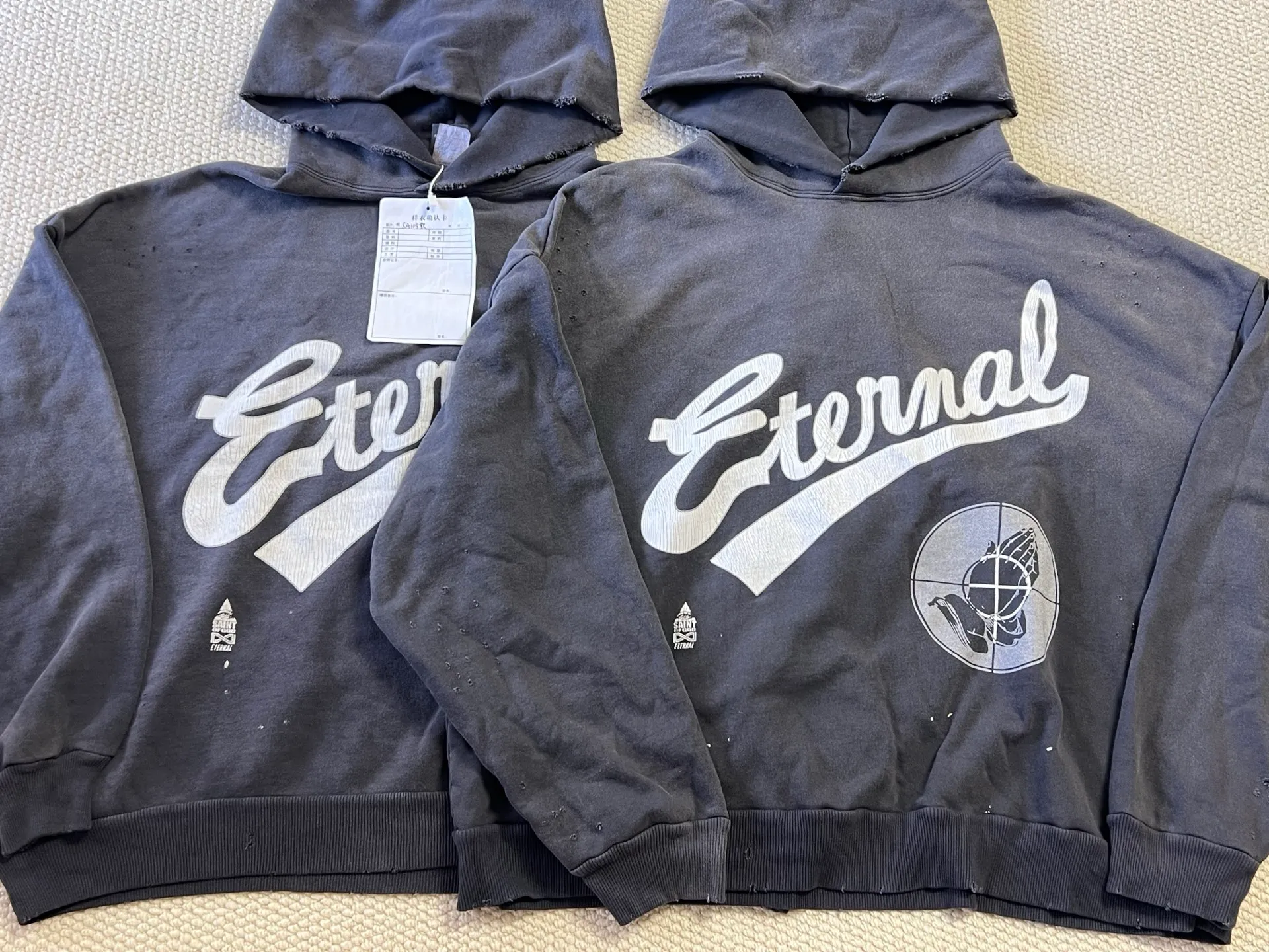 Pattern vs original SAINT Mxxxxxx × FEAR OF GOD FG_HOODIE/SNT OF GOD/BLK FOG joint model ETERNAL praying crosshair distressed hoodie. Washed black S-XL This season's hot and super popular joint model. The original version is the same. Spring and summer thin fabrics are comfortable on the upper body. The BOXY version with short fat and wide shoulder line is a fashion favorite. It has a high-end feel. Heavy washing and water fading technology. The horse is repositioned. Too much wear and damage and graffiti treatment. Correct version FOG co-branded main mark/wash mark/little angel mark